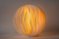 Wind Sculpted sfeerlamp tijdens productie met fijne golvende reliëflijnen