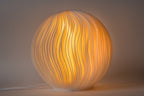 Wind Sculpted sfeerlamp tijdens productie met fijne golvende reliëflijnen