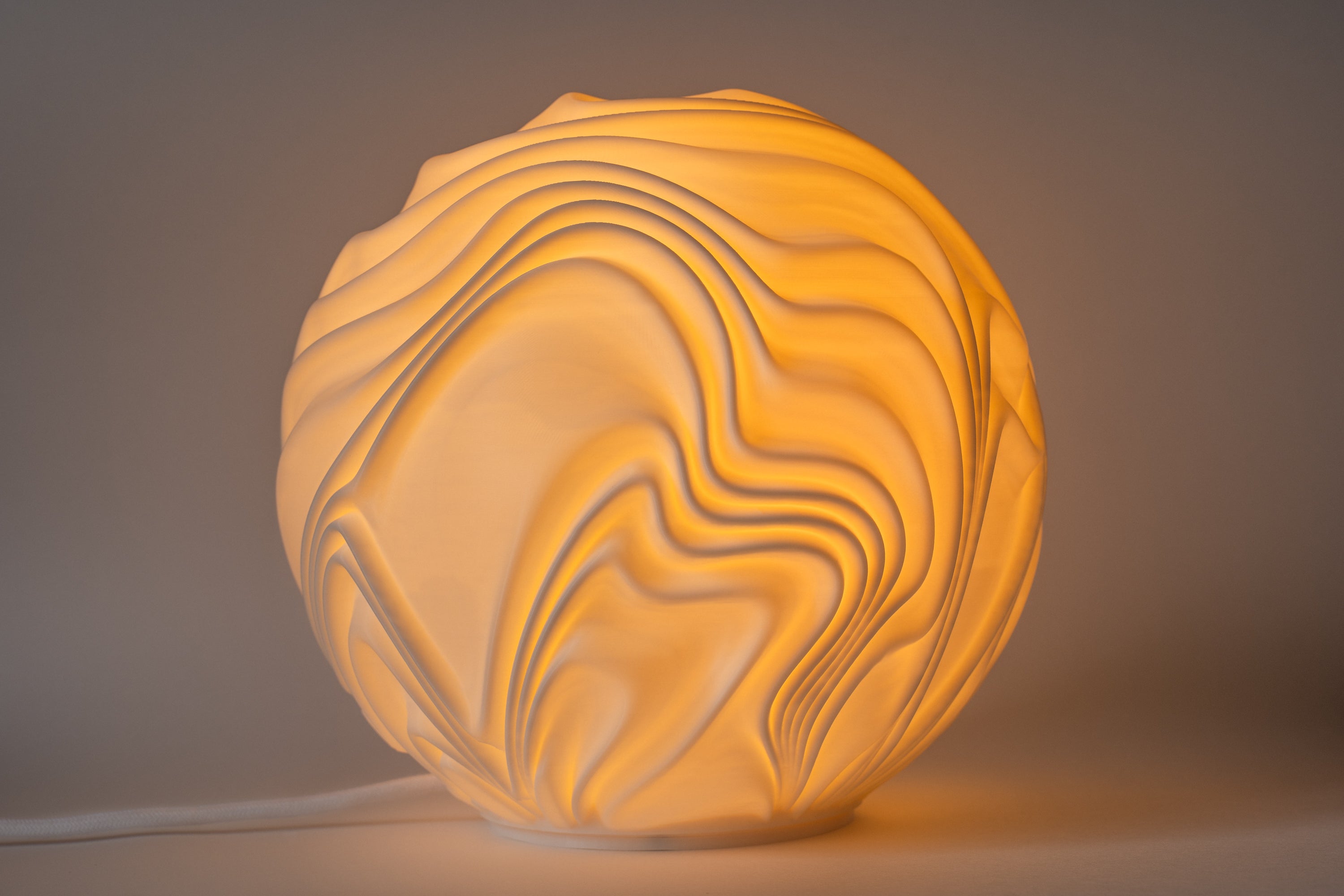 Flow Sculpted sfeerlamp met warm licht en vloeiende sculpturale lijnen