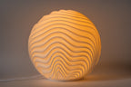 Dune Sculpted sfeerlamp met golvende reliëflijnen in warm witte kap