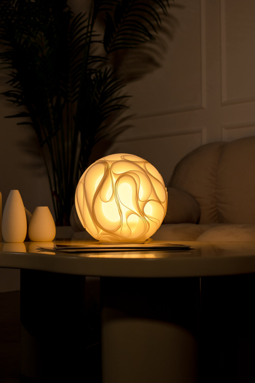 Organische designlamp met warm licht op tafel in sfeervol interieur