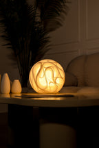 Organische designlamp met warm licht op tafel in sfeervol interieur