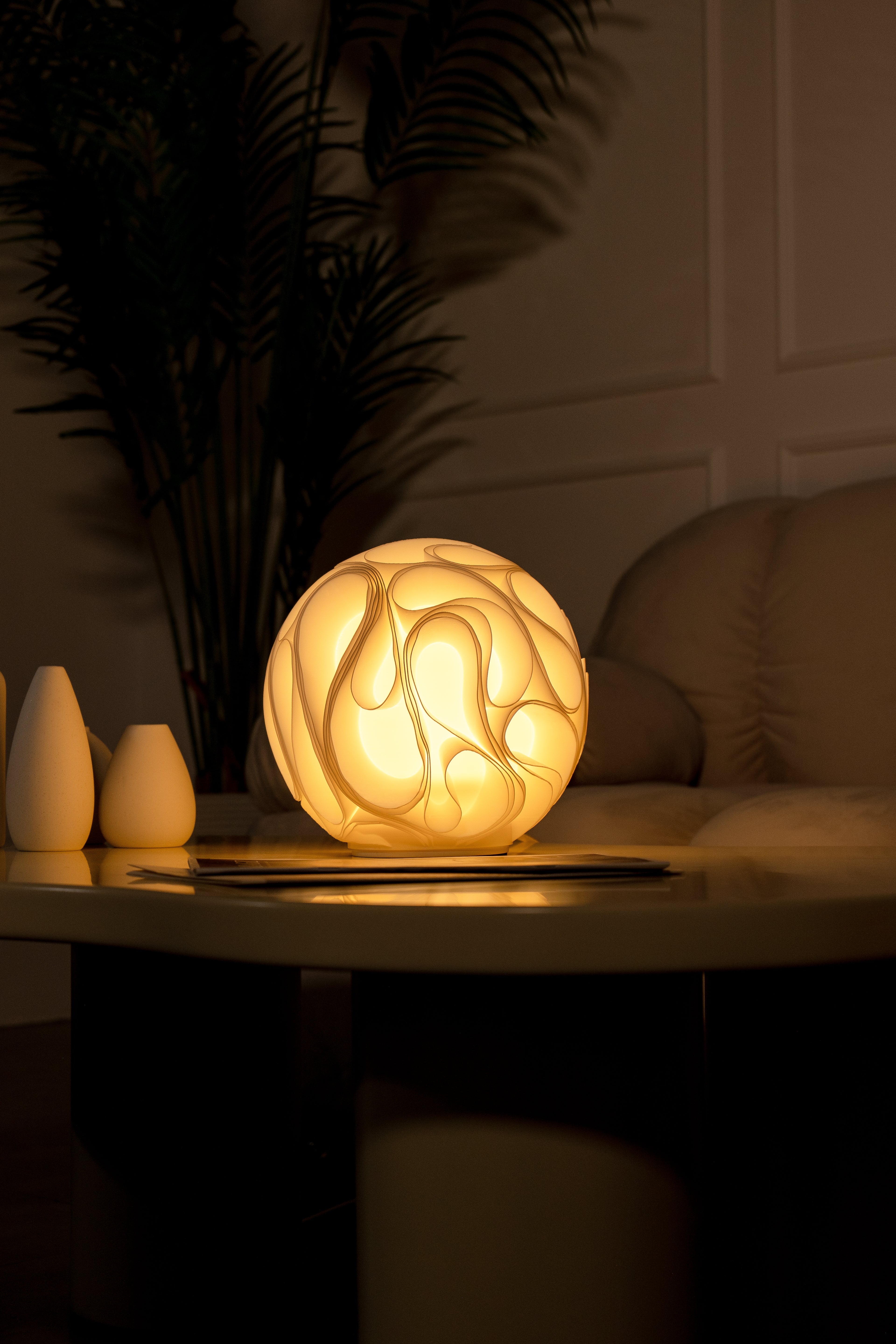 Organische designlamp met warm licht op tafel in sfeervol interieur