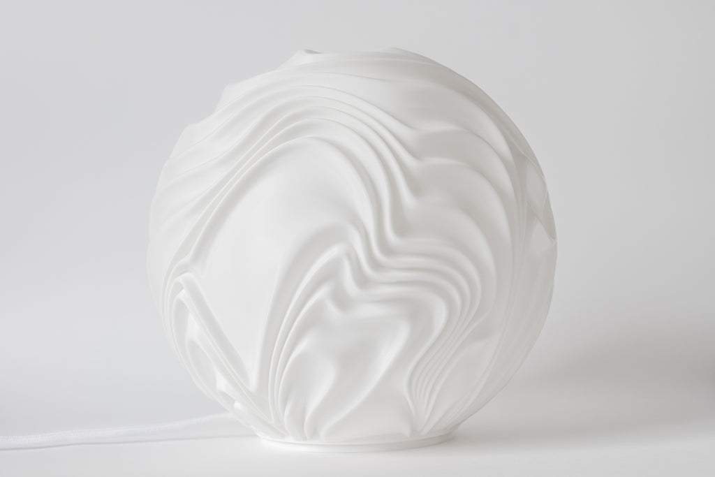 Flow Sculpted sfeerlamp in warm witte kap met vloeiende reliëfstructuur