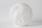 Flow Sculpted sfeerlamp in warm witte kap met vloeiende reliëfstructuur