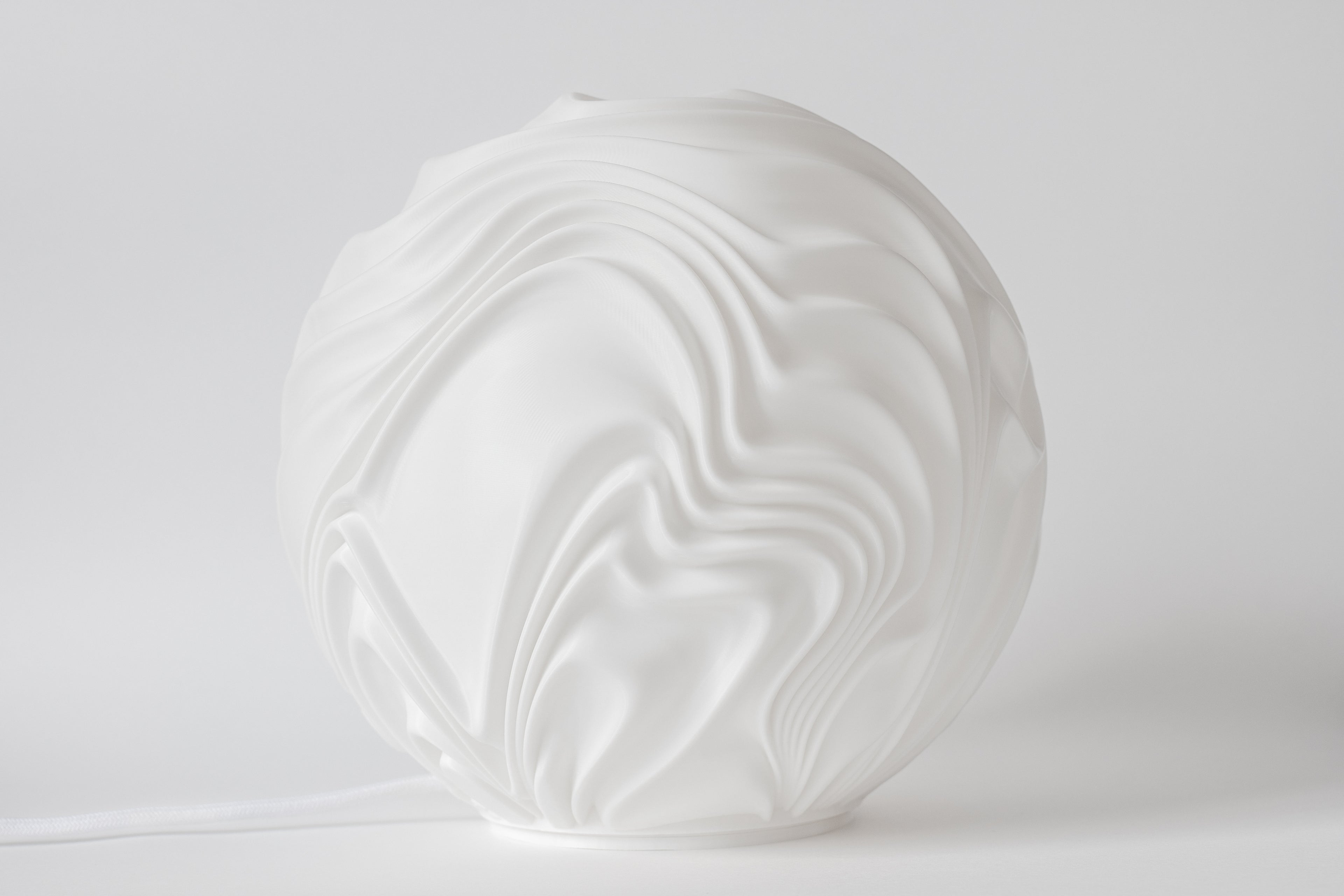 Flow Sculpted sfeerlamp in warm witte kap met vloeiende reliëfstructuur