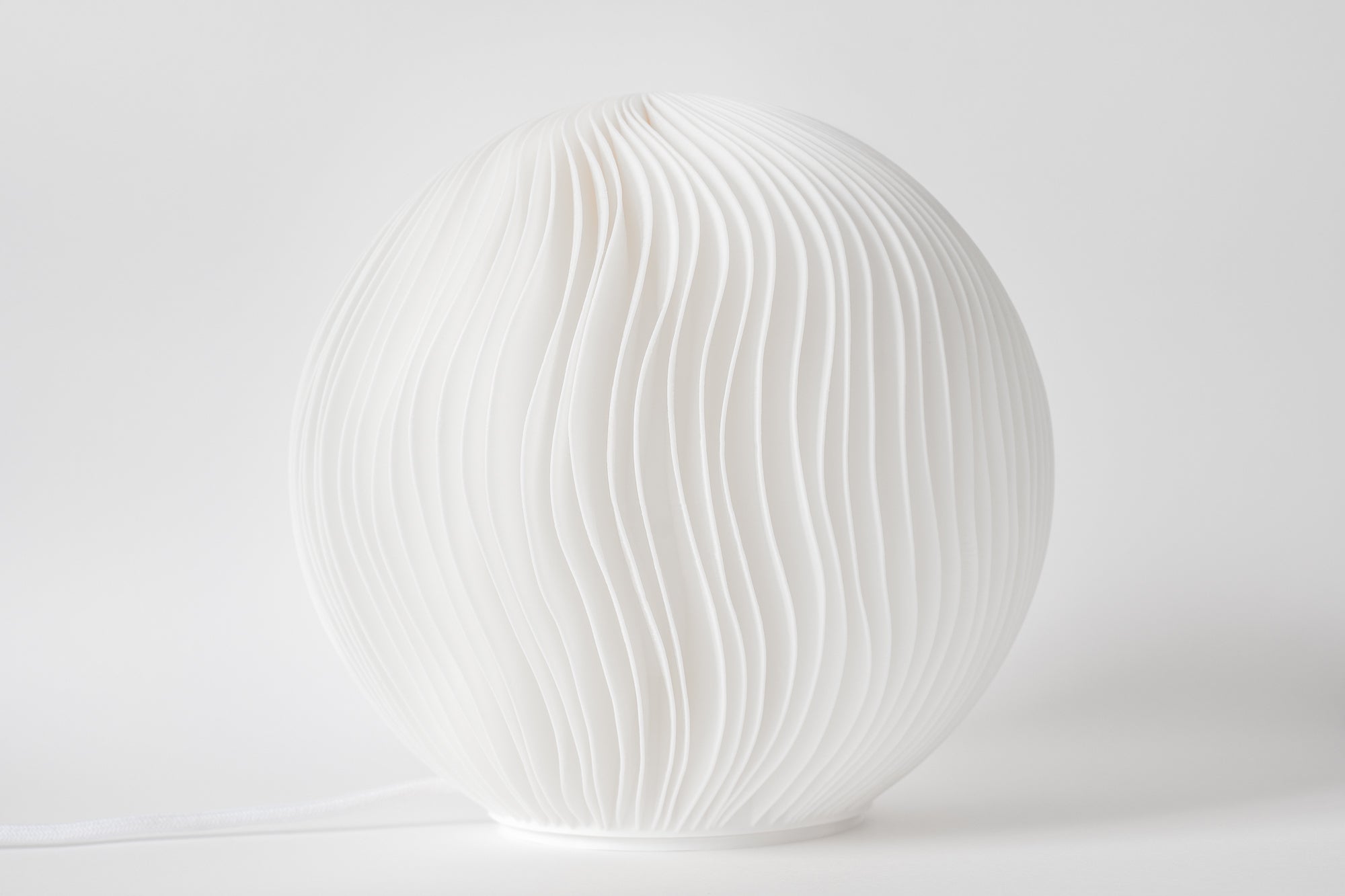 Wind Sculpted sfeerlamp in warm witte kap met elegante golvende lijnen