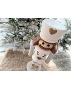 Detailfoto van XXL Notenkraker Casper bij een kerstboom.
