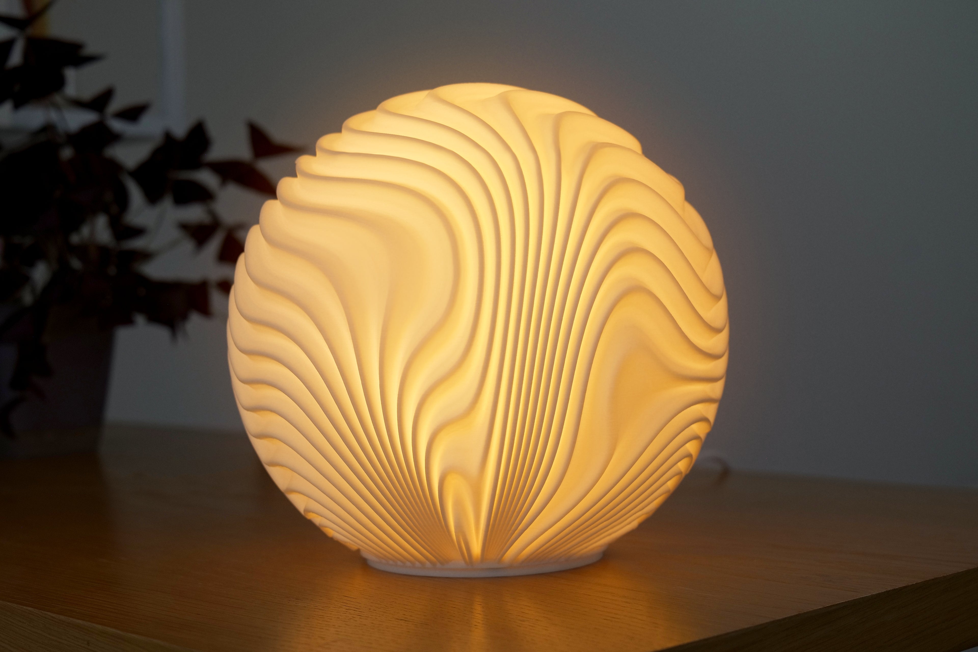 Close-up van Dune Sculpted sfeerlamp met warme gloed en sculpturale lijnen
