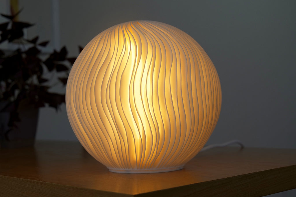 Wind Sculpted sfeerlamp met warm licht en fijne verticale lijnen