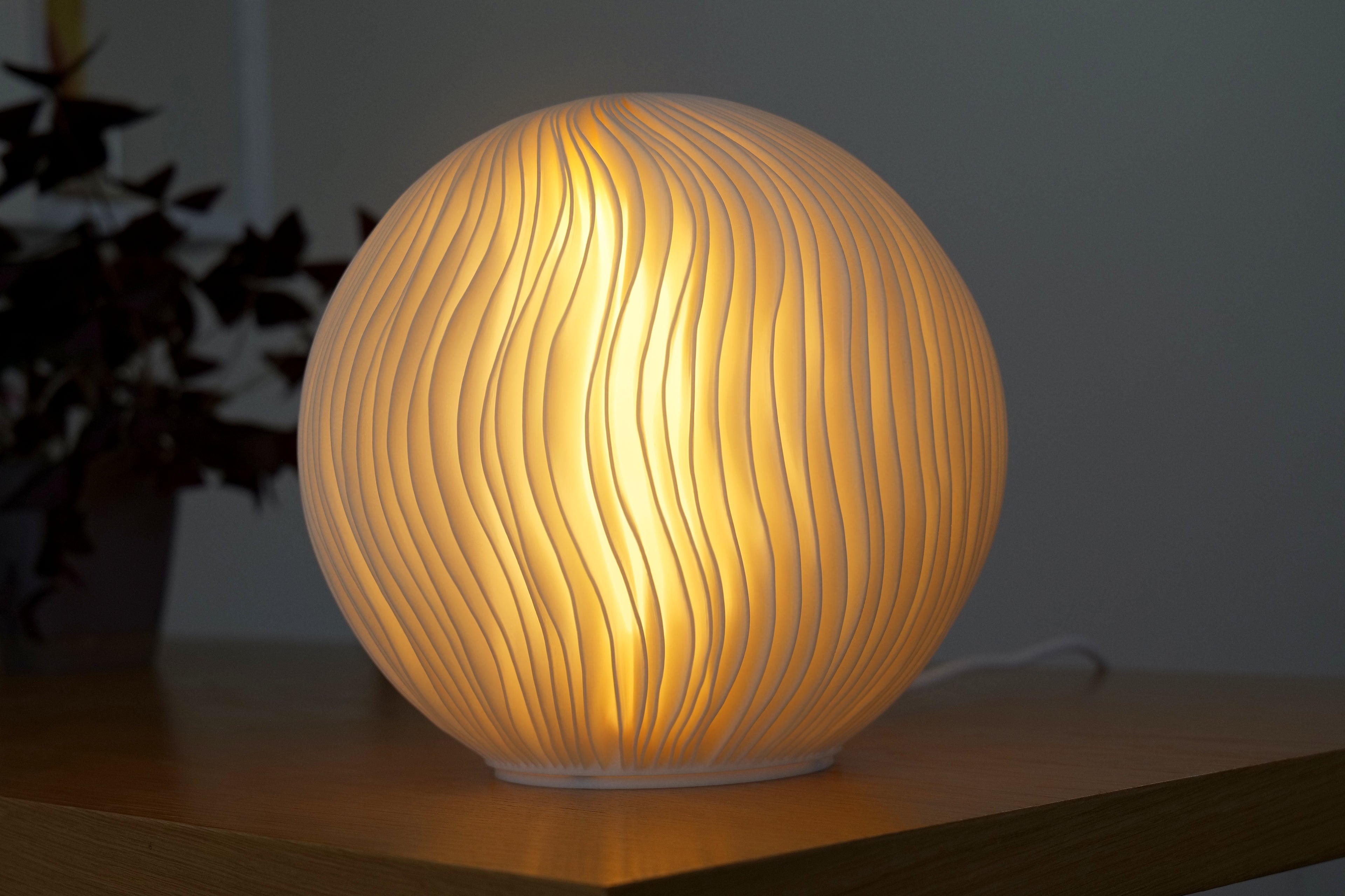 Wind Sculpted sfeerlamp met warm licht en fijne verticale lijnen