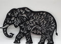 Olifant wanddecoratie met botanisch patroon in moderne stijl