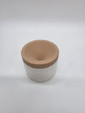 Beige 3D-geprinte fruitvliegvanger met trechtervormige bovenzijde en wit bakje.