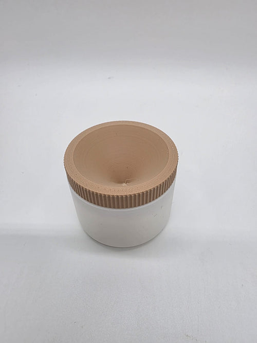 Beige 3D-geprinte fruitvliegvanger met trechtervormige bovenzijde en wit bakje.
