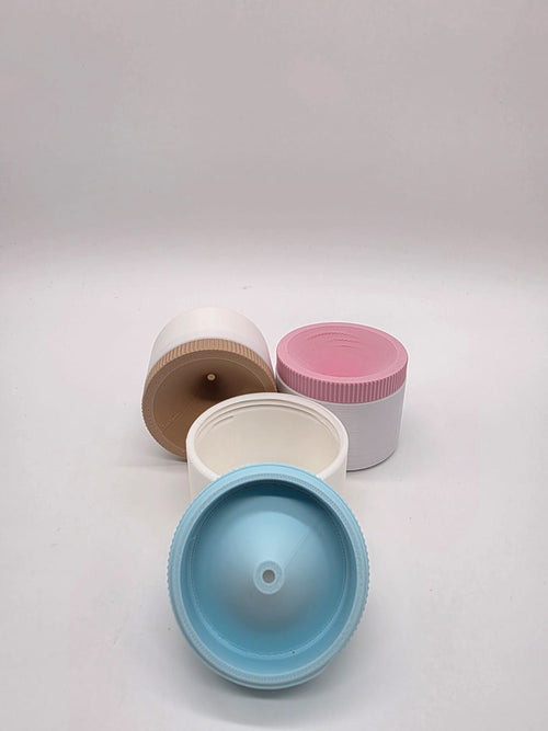 Lichtblauwe, roze en beige fruitvliegvangers met afneembare trechtervormige bovenzijde.