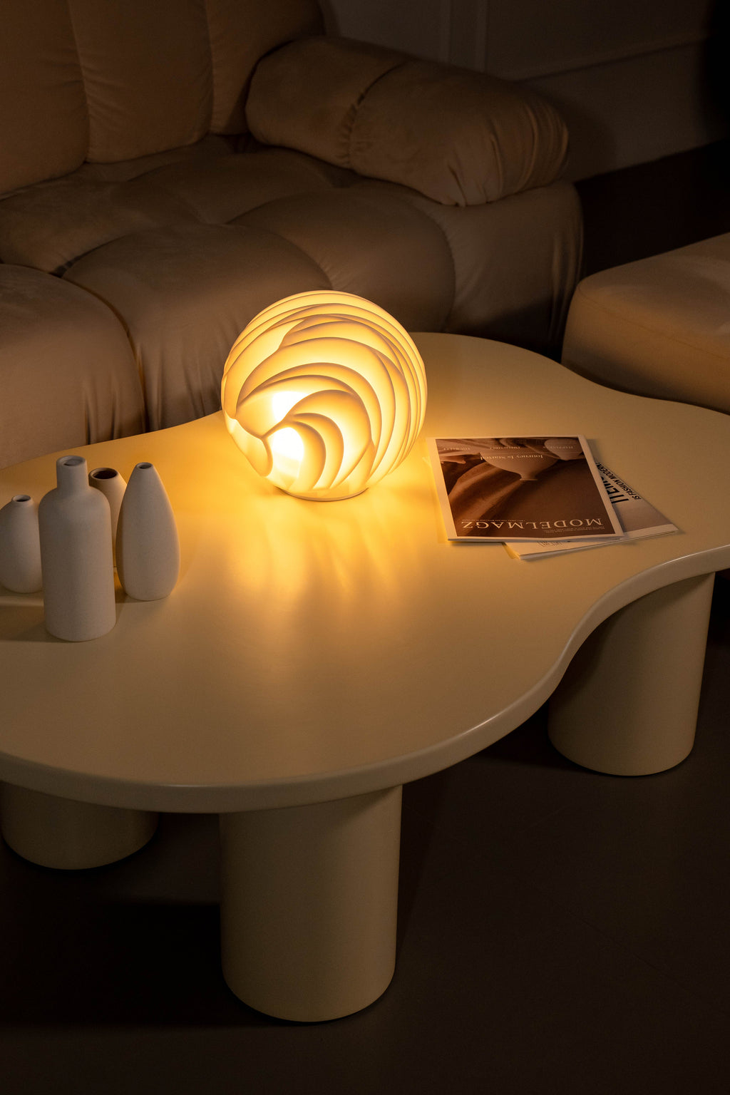 Lava Sculpted sfeerlamp in warm wit met organische vormen en warm brandend licht.