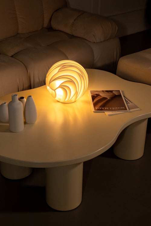 Lava Sculpted sfeerlamp in warm wit met organische vormen en warm brandend licht.