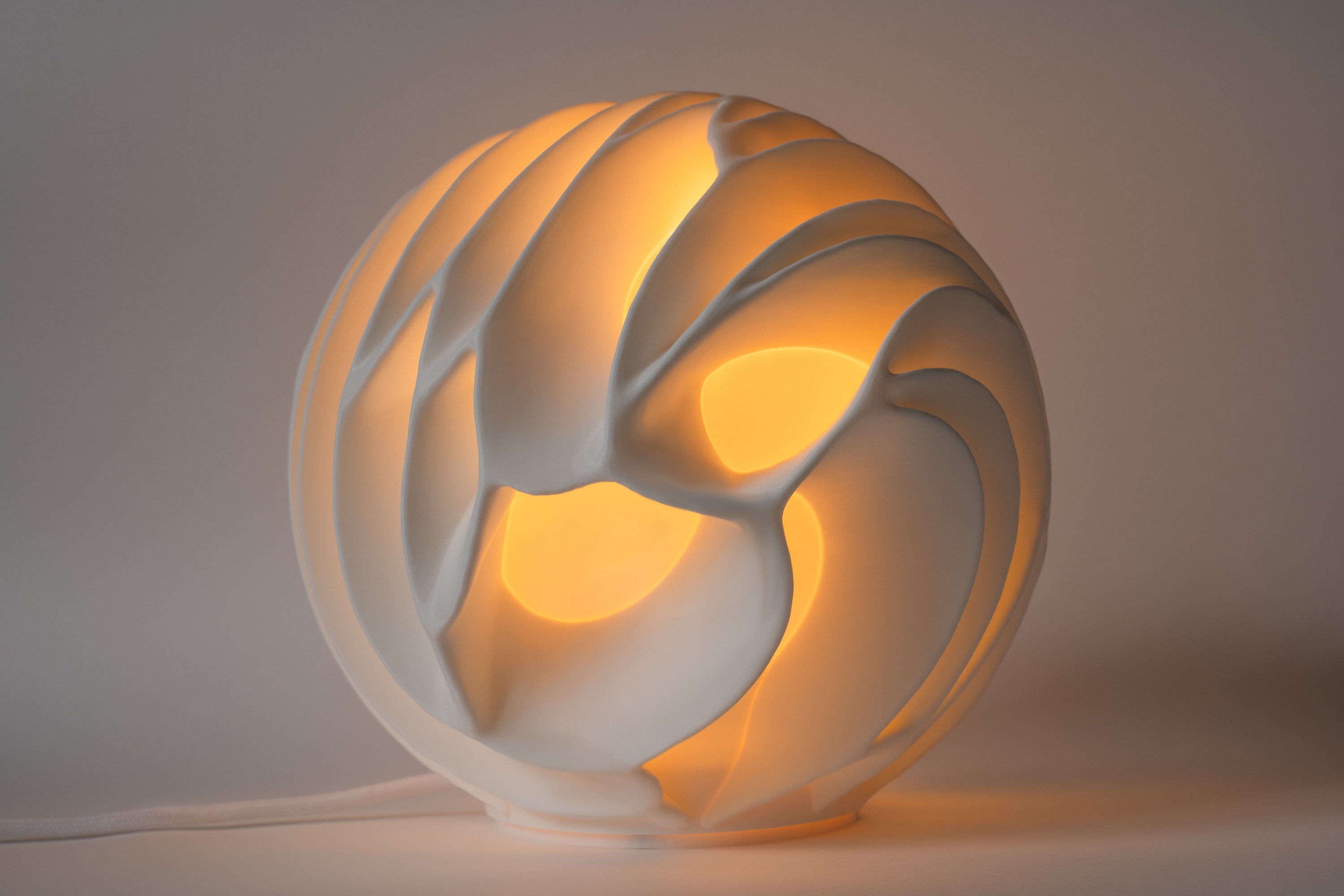 Warm brandende Lava Sculpted tafellamp op een organische salontafel in de woonkamer.