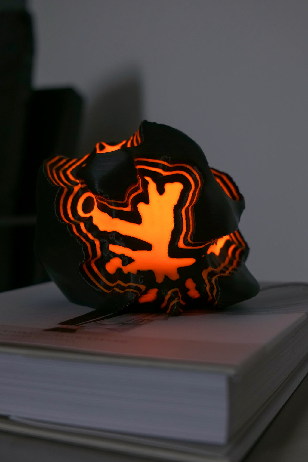 Magma Rock Sfeerlamp – Industrieel & Vurig Design