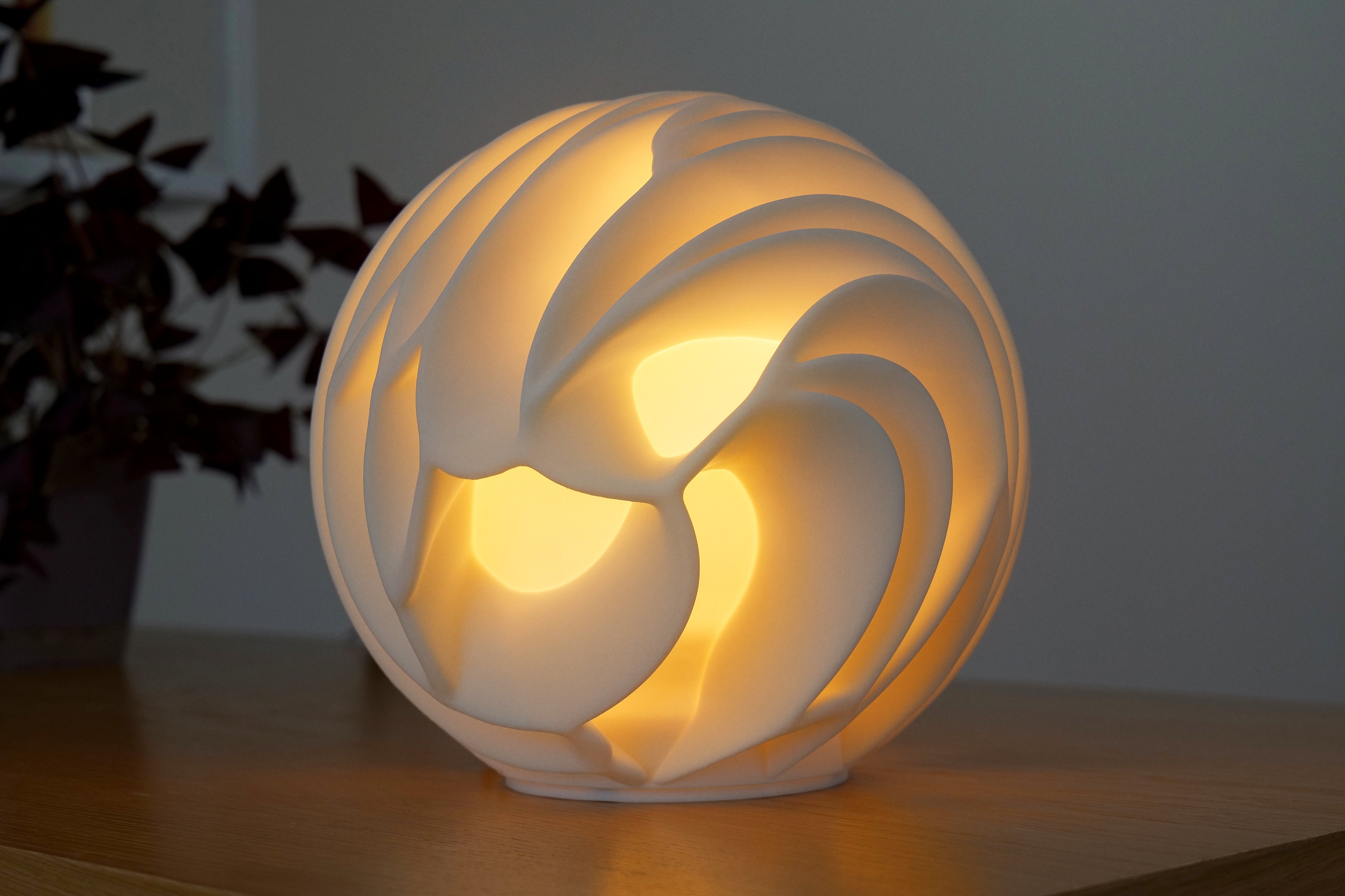 Witte Lava Sculpted designlamp met ronde vorm en gelaagde organische openingen.
