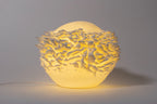 Atoll compacte sfeerlamp met gelaagde koraalstructuur op lichte achtergrond.
