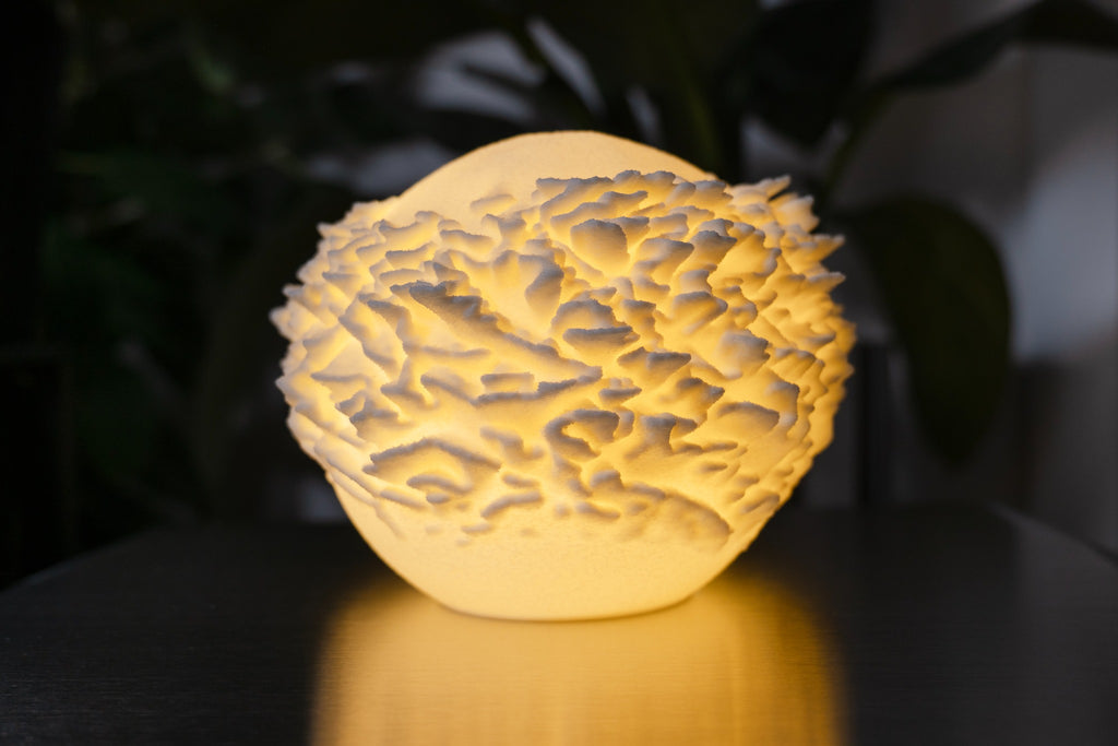 Atoll mini design sfeerlamp met gelaagde koraalstructuur en warm geïntegreerd LED-licht.