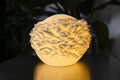 Atoll mini design sfeerlamp met gelaagde koraalstructuur en warm geïntegreerd LED-licht.