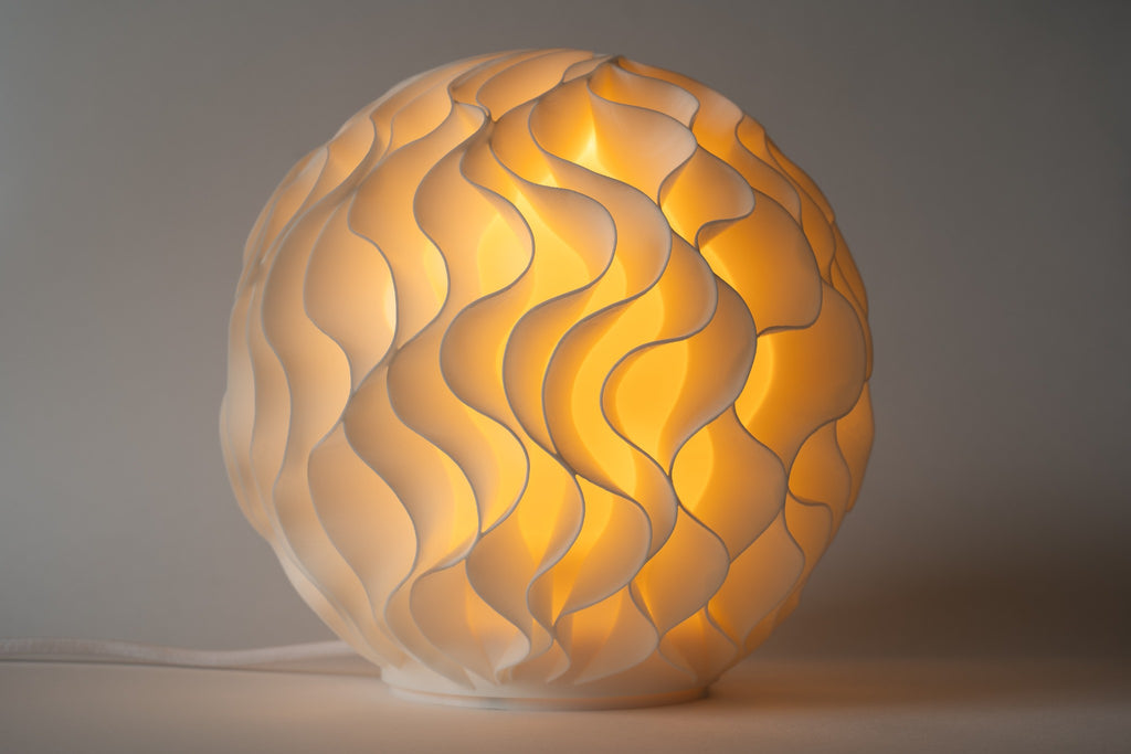 Bloom design tafellamp met gelaagde organische vormen en warm sfeervol licht.