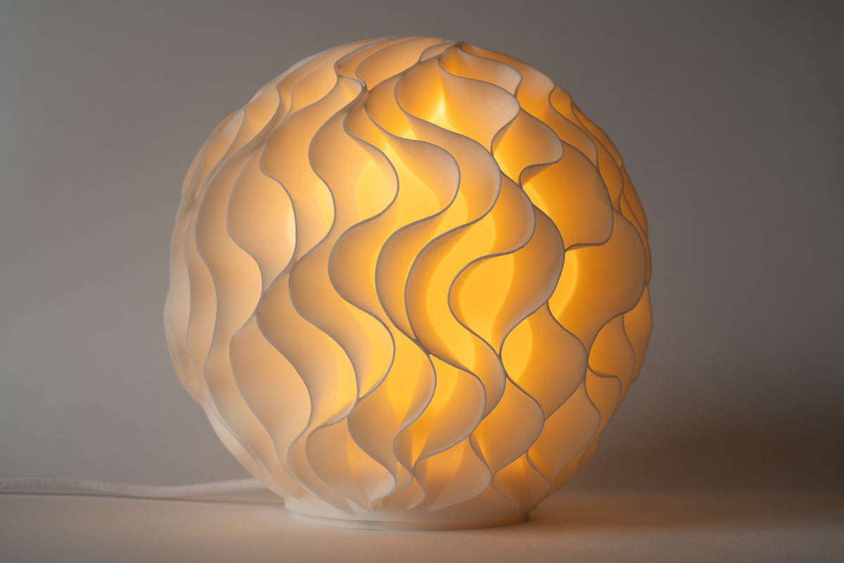 Bloom design tafellamp met gelaagde organische vormen en warm sfeervol licht.