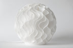 Witte Bloom design tafellamp uitgeschakeld met gelaagde organische vormen.