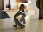 Achteraanzicht van de abstracte menselijke sculptuur Celestial Resonance.