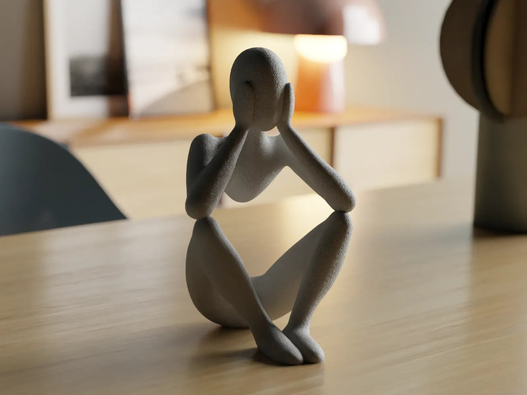 Vooraanzicht van de abstracte menselijke sculptuur Celestial Resonance.