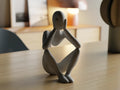 Vooraanzicht van de abstracte menselijke sculptuur Celestial Resonance.