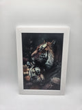 Wanddecoratie met twee tijgers en bloemen, UV-geprint op acrylaat in een witte lijst van 32 x 23 cm.