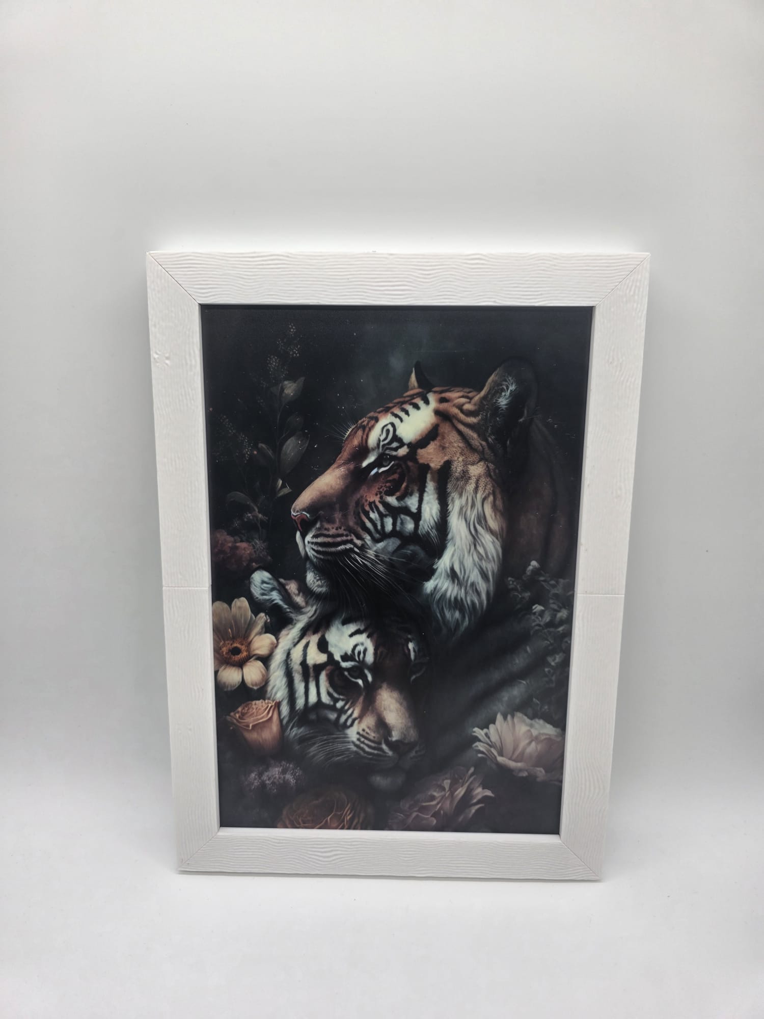 Wanddecoratie met twee tijgers en bloemen, UV-geprint op acrylaat in een witte lijst van 32 x 23 cm.