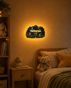 Gepersonaliseerde bosdieren kinderkamerlamp met naam Catharina als verlichte wandlamp in een kinderkamer.