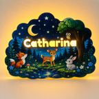 Gepersonaliseerde kinderkamerlamp met naam Catharina en bosdierenthema, verlicht met warme halo.