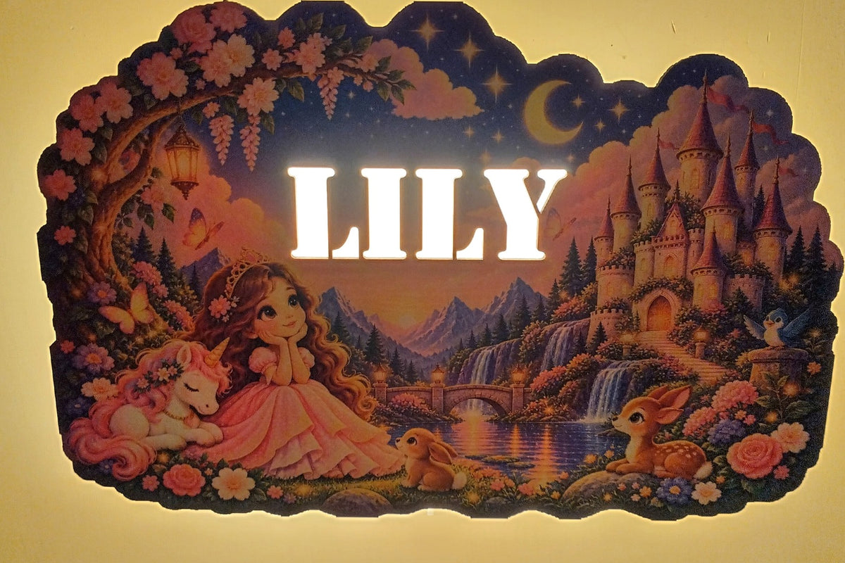 Gepersonaliseerde kinderkamerlamp met naam Lily en prinsessenthema, verlicht met warme halo.