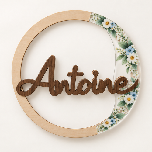 Gepersonaliseerde naamcirkel van hout en transparant acrylaat met bloemenprint en naam Antoine.