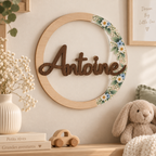 Gepersonaliseerde naamcirkel met bloemen en naam Antoine als wanddecoratie in een sfeervolle kinderkamer.