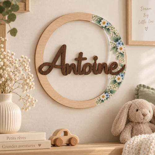 Gepersonaliseerde naamcirkel met bloemen en naam Antoine als wanddecoratie in een sfeervolle kinderkamer.