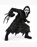 Groot Halloween horrorfiguur met zwart gewaad, wit masker en mes op lichte achtergrond.