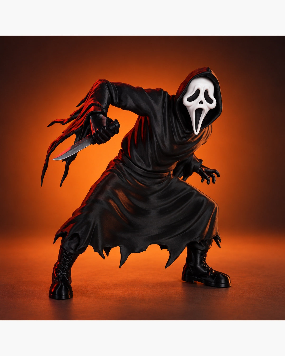 Halloween horrorfiguur met zwart gewaad en wit masker in warme oranje sfeerverlichting.