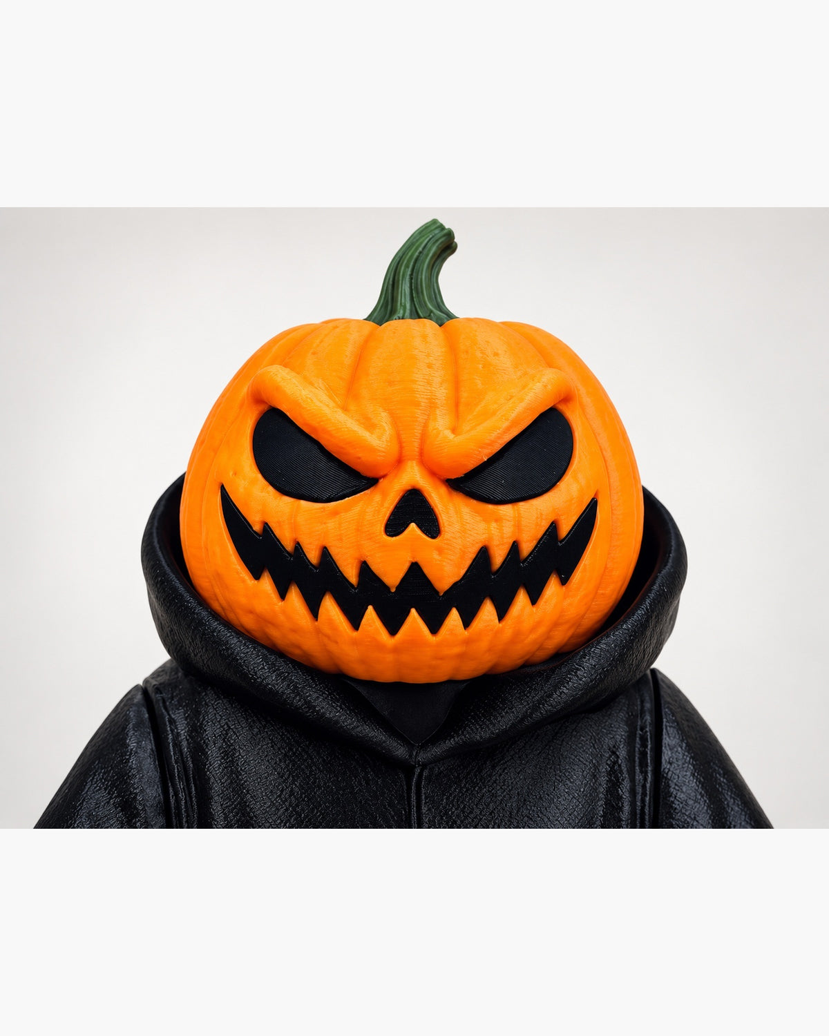 Close-up van het oranje pompoenhoofd met zwarte ogen en mond van de Halloween Pumpkin Reaper.