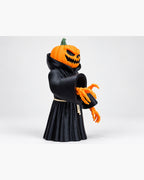 Zijaanzicht van Halloween Pumpkin Reaper XL met zwart gewaad en oranje handen.