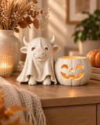 Hooglander spook en pompoen als warme Halloween tafeldecoratie in een sfeervol interieur.