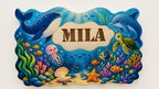 Gepersonaliseerd onderwaterwereld-front met naam Mila voor de Koers Design kinderkamerlamp.