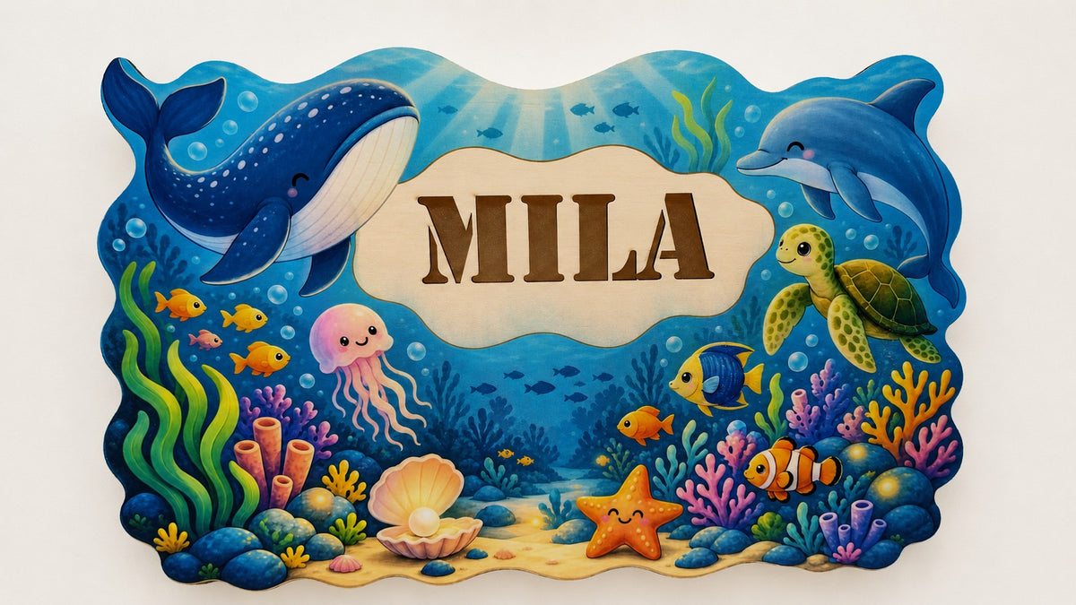 Gepersonaliseerd onderwaterwereld-front met naam Mila voor de Koers Design kinderkamerlamp.