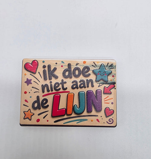 Keramische koelkastmagneet met de tekst Ik doe niet aan de lijn, kleurrijke letters, hartjes en sterren.
