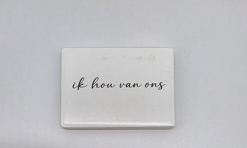 Keramische koelkastmagneet met de tekst Ik hou van ons op een witte achtergrond.